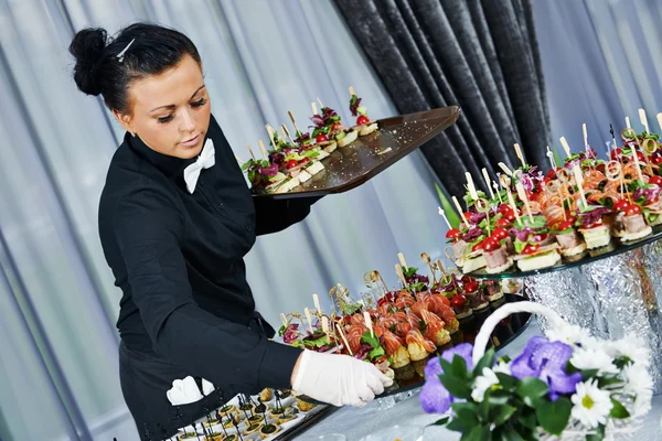 Waiter serving catering table — Stock Photo, Image