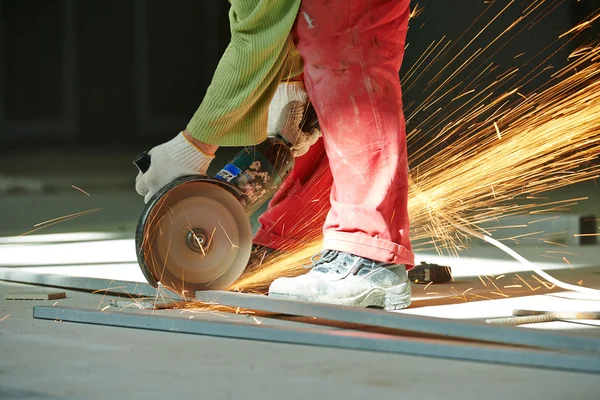 Barra de corte del trabajador por la máquina de molienda — Foto de Stock