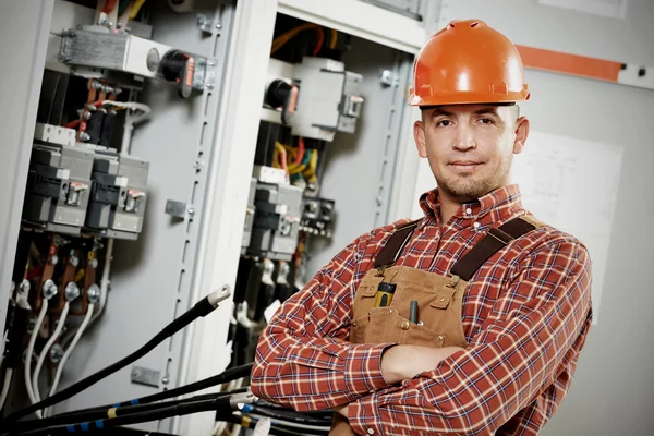 Engenheiro eletricista trabalhador — Fotografia de Stock