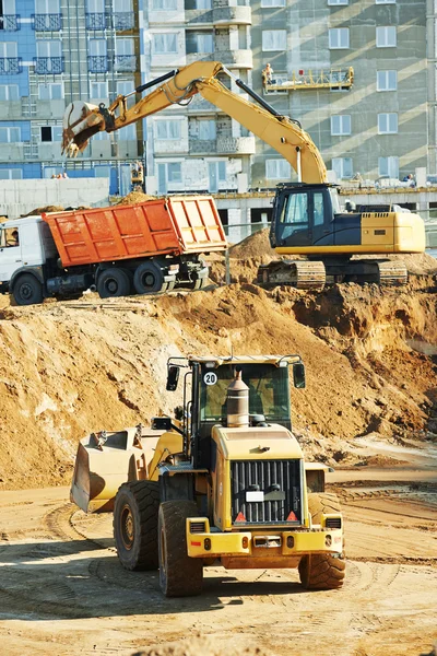 Tekerlekli Ekskavatör yükleyici ve damperli kamyon Damper — Stok fotoğraf