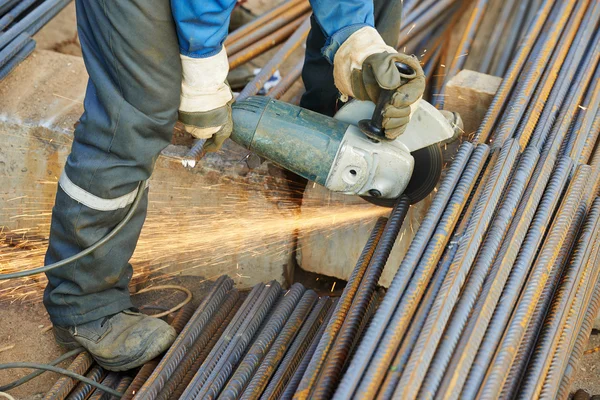 Worker cutting rebar by grinding machine — Stock Photo, Image