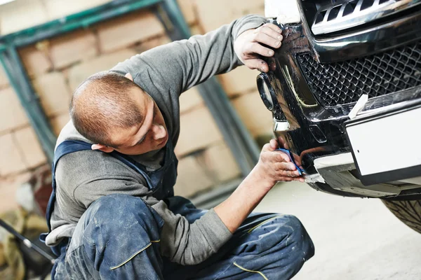 Auto mechanic polishing car — Stock Photo, Image