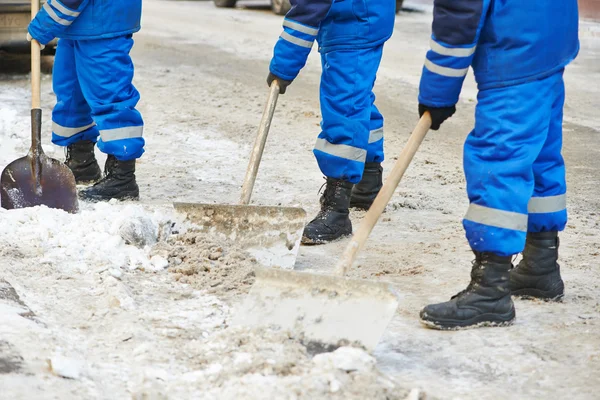 Remoção de neve de inverno ou limpeza de estradas da cidade — Fotografia de Stock