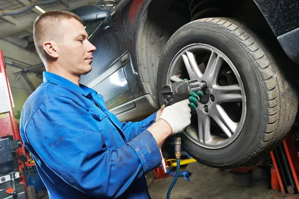 Auto mechanic schroeven auto wiel door moersleutel — Stockfoto