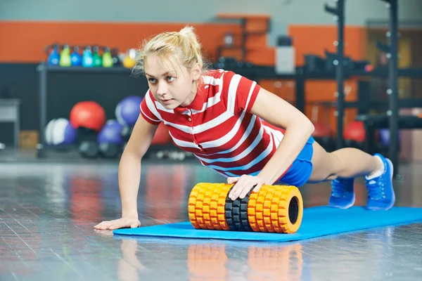 Frau in Fitnessstudio angepöbelt — Stockfoto