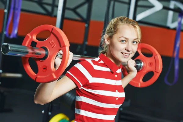 Frau mit Hantelstange in Fitnessstudio — Stockfoto