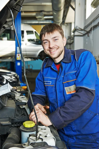 Mecánico de automóviles sonriente reparador —  Fotos de Stock