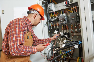 Elektrikçi mühendis işçi