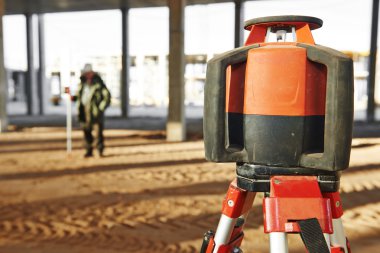 lazer ekipmanları inşaat sahasında tesviye