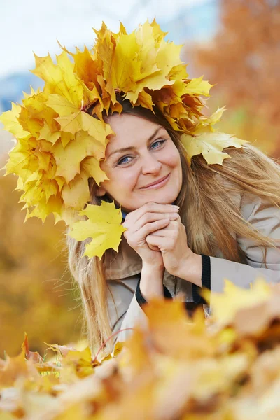 Mujer con hojas de arce en otoño — Foto de Stock