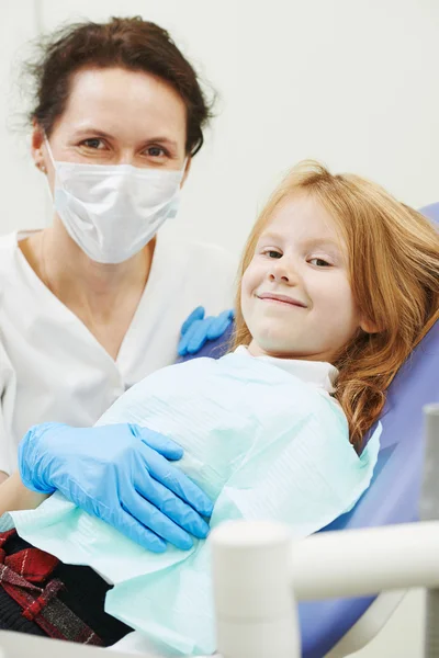 Zahnarzt Arzt mit Kind — Stockfoto