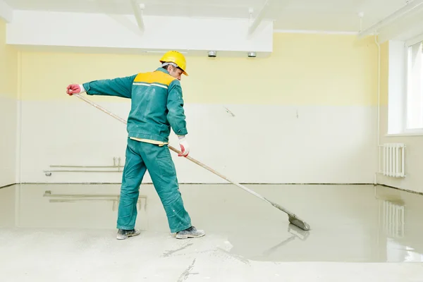 Flooring works with self-levelling mortar — Stock Photo, Image