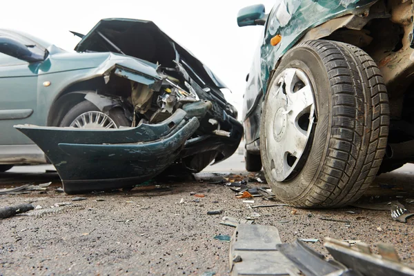 Auto crash botsing in stedelijke straat — Stockfoto