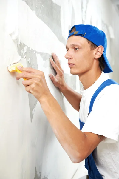 Malerarbeiter, der Tapeten abblättert — Stockfoto