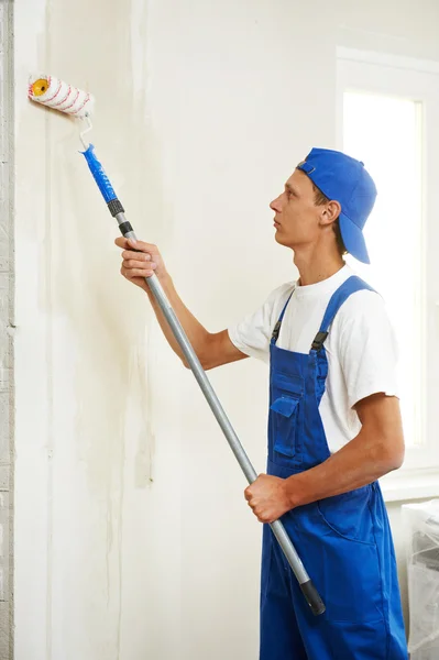 Pintor en casa obras de renovación con prime — Foto de Stock