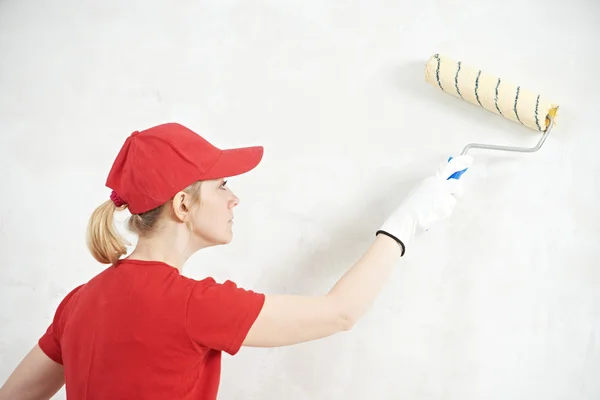 Vrouw schilder op het overdekte werk — Stockfoto