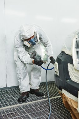 Araba tamir odasında boyama