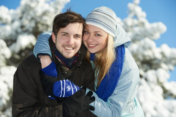 Jovens felizes no inverno — Fotografia de Stock