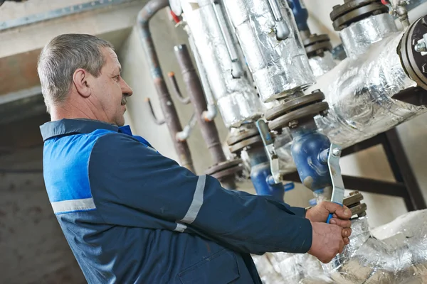 Ingeniero de calefacción reparador en sala de calderas —  Fotos de Stock