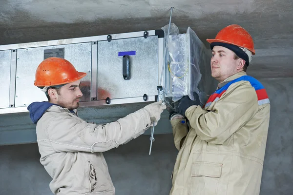 Ingeniero de calefacción reparador en sala de calderas —  Fotos de Stock