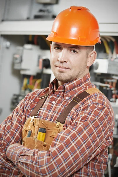 Pracovník strojní elektrikář — Stock fotografie
