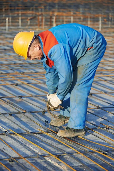 Builder att göra armering för betong — Stockfoto