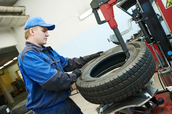 Car wheel tyre fitting or replacement — Stock Photo, Image