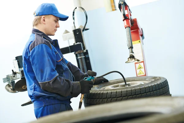 Car wheel tyre air pressure check — Stock Photo, Image