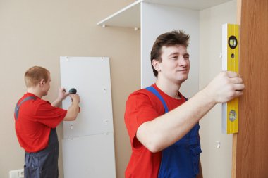 Kurulum çalışmasında gardırop katılımcıları