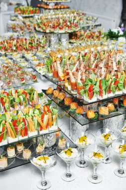 catering hizmeti masayı gıda ile