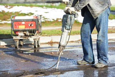 yol inşaat işçisi perforator ile