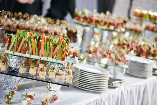 食べ物とケータリング サービス テーブルの設定 — ストック写真