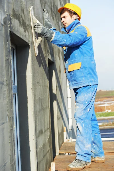 Construtor de fachadas de gesso no trabalho — Fotografia de Stock