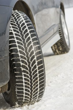 Kış lastik tekerlekler üzerinde suv araç açık havada yüklü