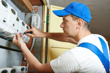 Elektrikçi mühendis işçi