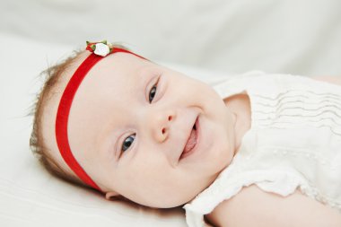 Yeni doğan bebek gülümseyen