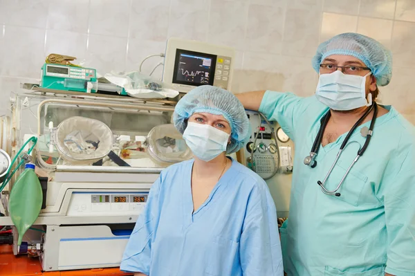 Equipe de cirurgiões de reanimação — Fotografia de Stock