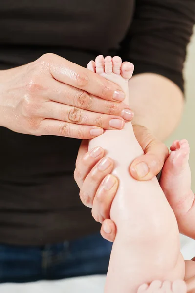 Masajista masajeando una pierna de niño — Foto de Stock