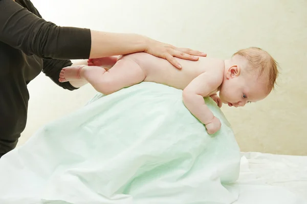 Massaggiatore massaggiando un bambino — Foto Stock