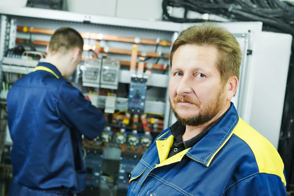 Ingeniero electricista trabajador — Foto de Stock