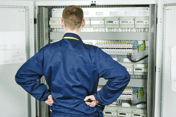 Ingeniero electricista trabajador —  Fotos de Stock