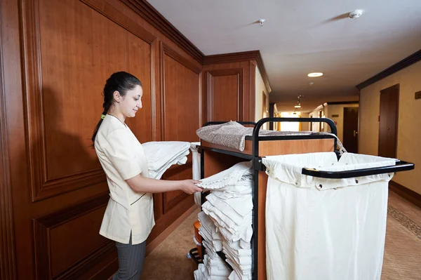 Zimmermädchen im Hotel — Stockfoto