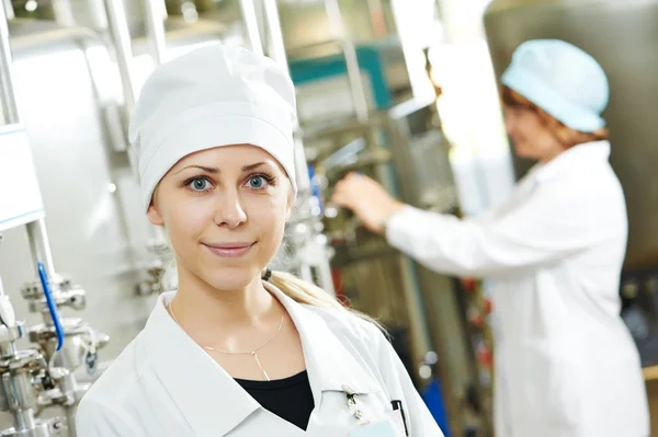 Trabajador de fábrica farmacéutica — Foto de Stock