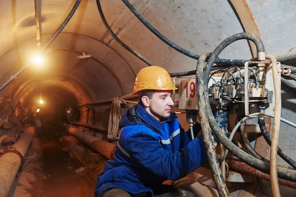 Undeground arbetar i tunnel — Stockfoto