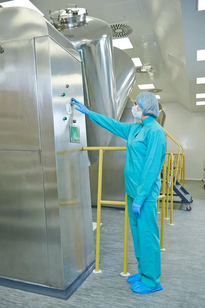 Trabajador de fábrica farmacéutica —  Fotos de Stock