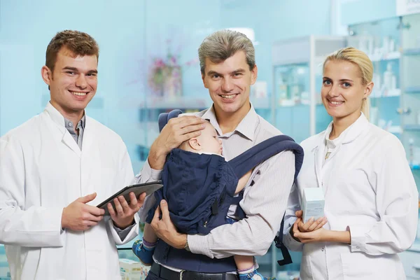 Pharmacien chimiste, père et enfant en pharmacie — Photo