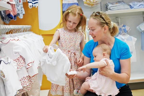 Mujer con niños en la tienda — Foto de Stock