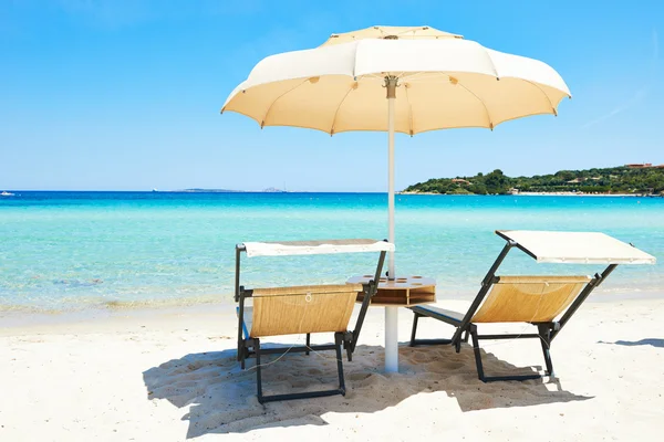 Chaise de plage avec parasol — Photo