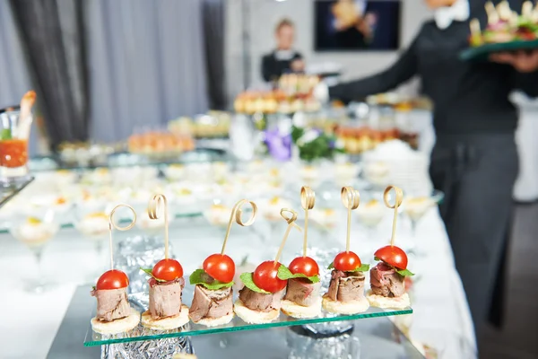 Waiter serving catering table — Stock Photo, Image