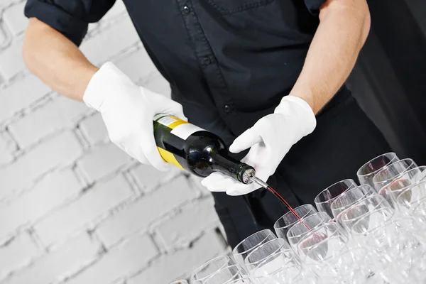 Garçom bartender derramando vinho na festa — Fotografia de Stock